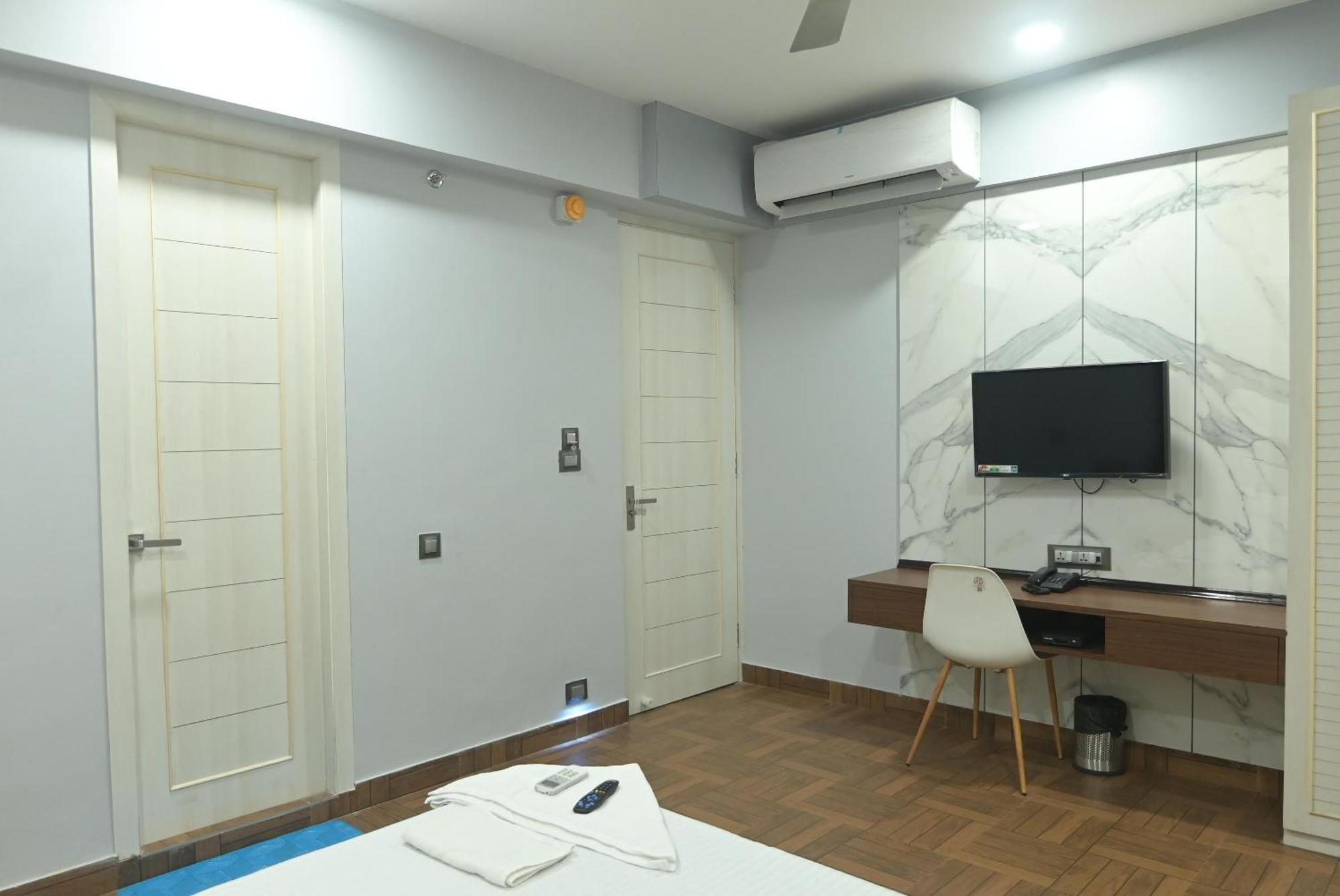 Nk7 Newtown Hotel Kolkata Bagian luar foto